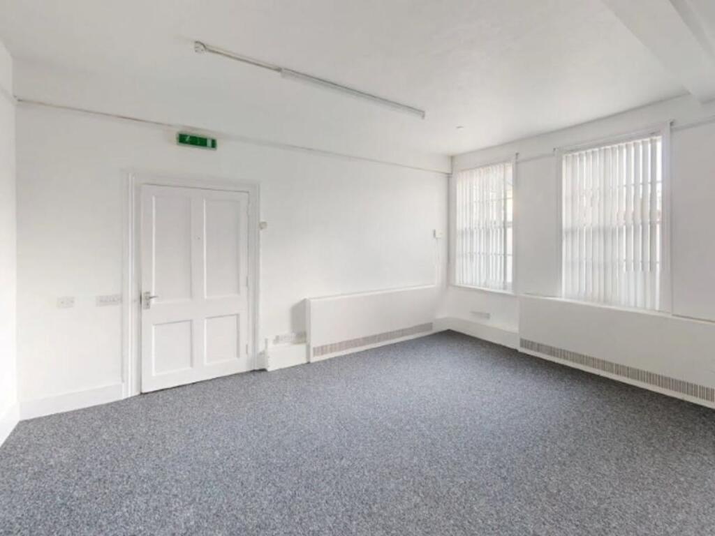 34 West Street, Rochford, SS4 1AJ - View 4