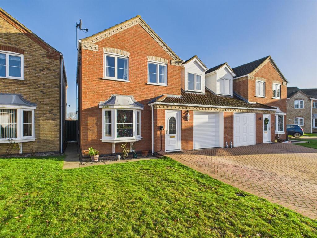3-bed semi-detached on 8 Horseshoe Close, Tattershall, £245,000