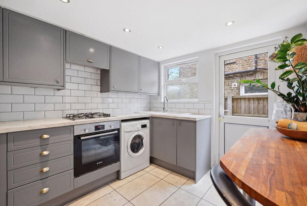 Apartment in London, Leyton - More