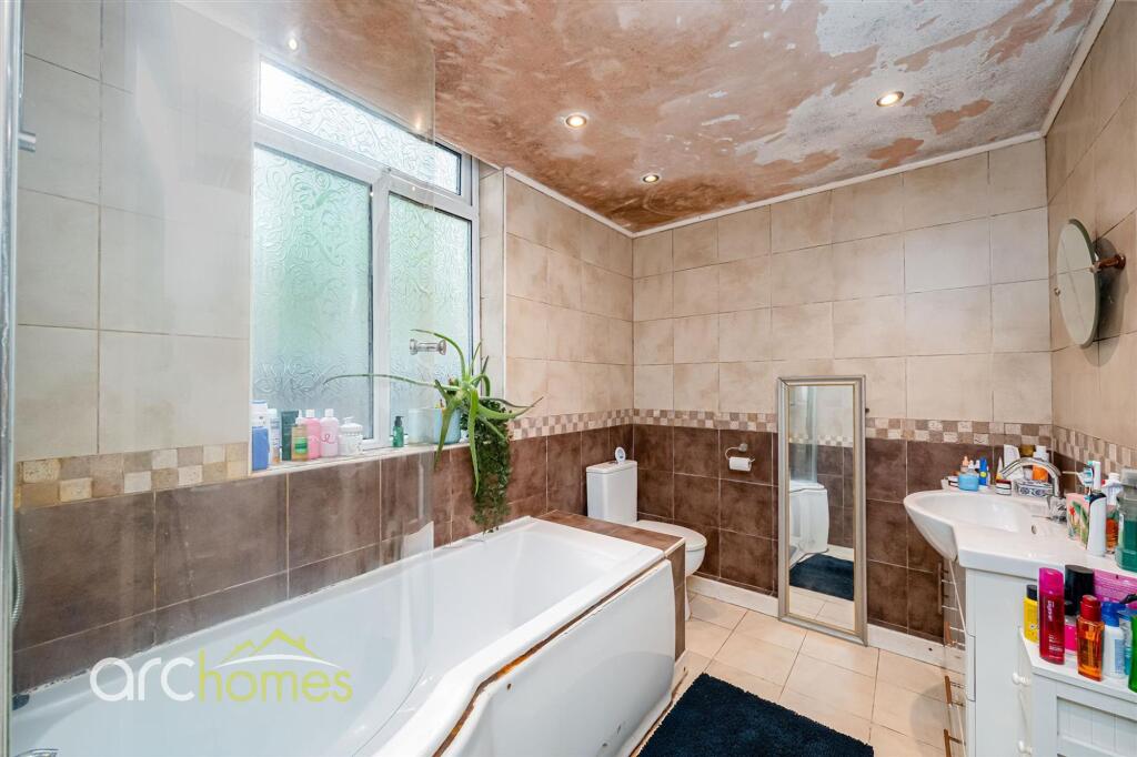 House in Wigan, Hindsford - More