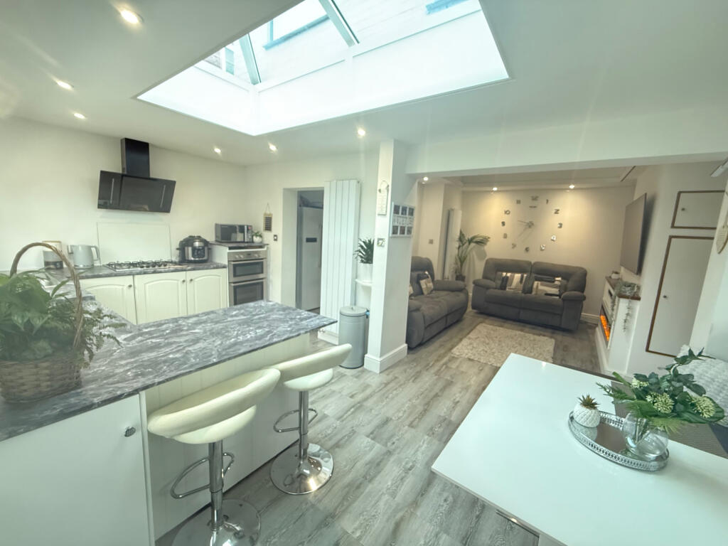 4-bed semi-detached on Ings Road,  Hull, HU7, £280,000