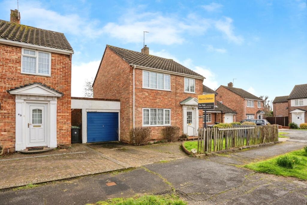 3-bed detached on Roundway, Waterlooville, Hampshire, PO7, £280,000