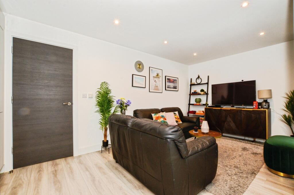 Main image of property: 19 High Street, Harrow, HA3