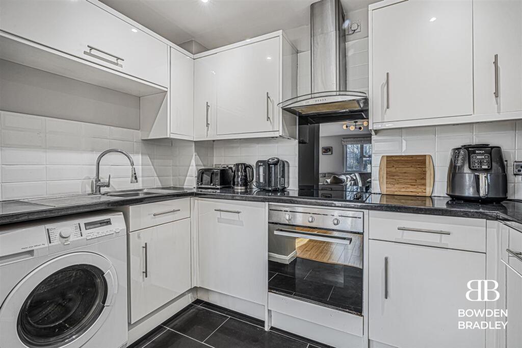 Apartment in Epping Forest, Chigwell - View 6