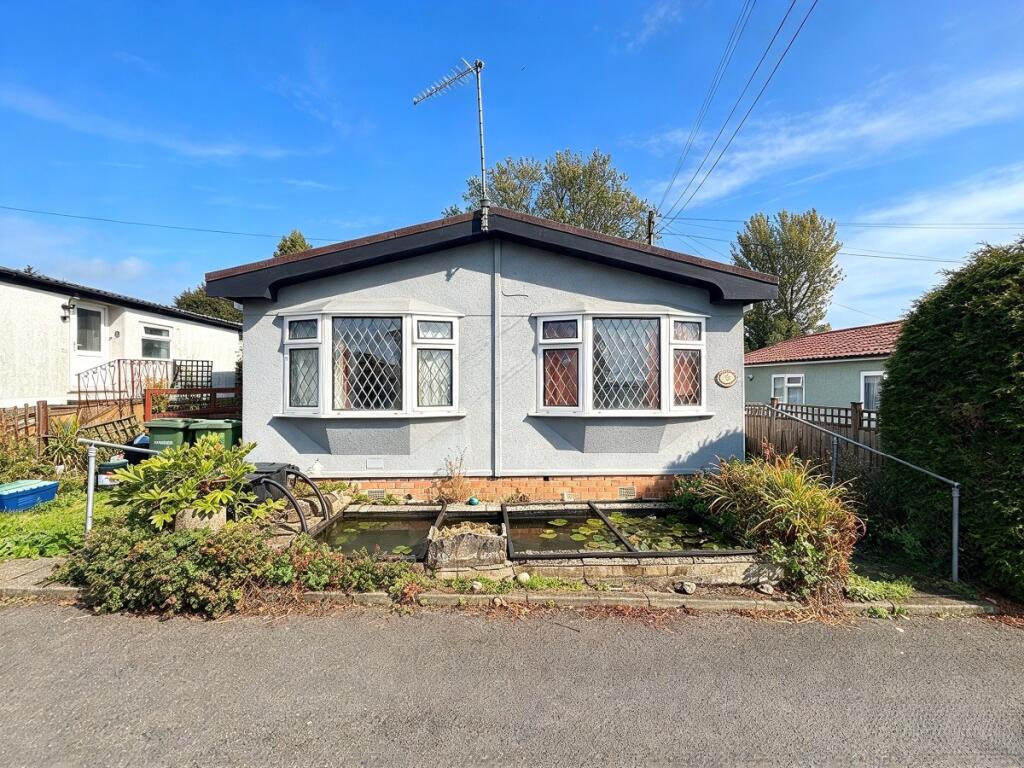 2-bed caravan on Layborne Avenue, Cummings Hall Lane, Noak Hill, Romford, £150,000