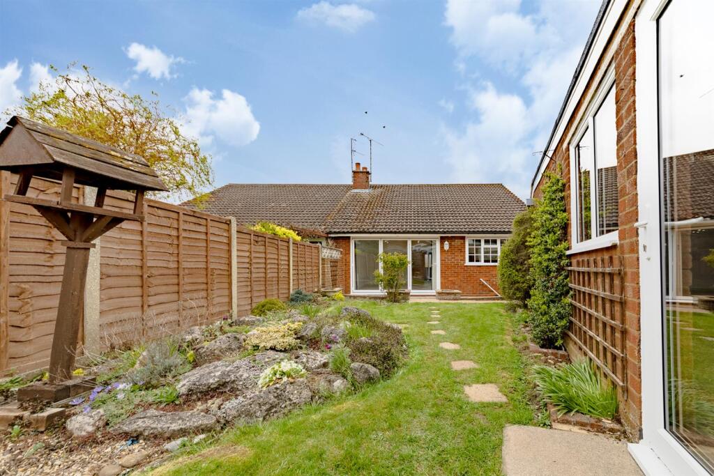Goswell End Road, Harlington photo 3