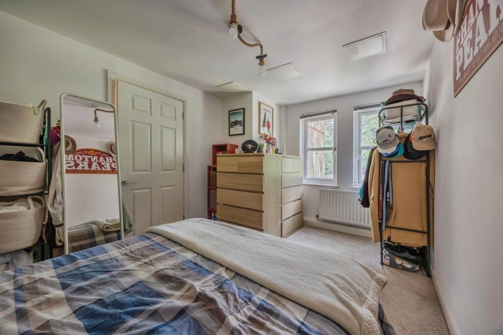 Apartment in Croydon - View 5