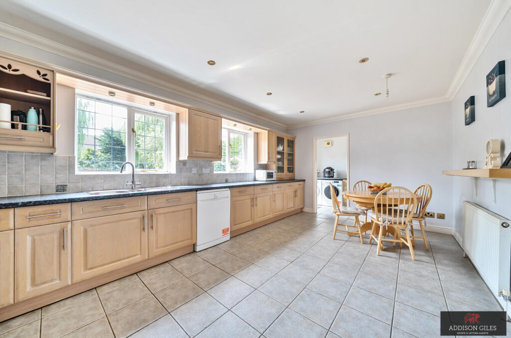 Welley Road, Wraysbury, Staines-Upon-Thames, Surrey, TW19 photo 3