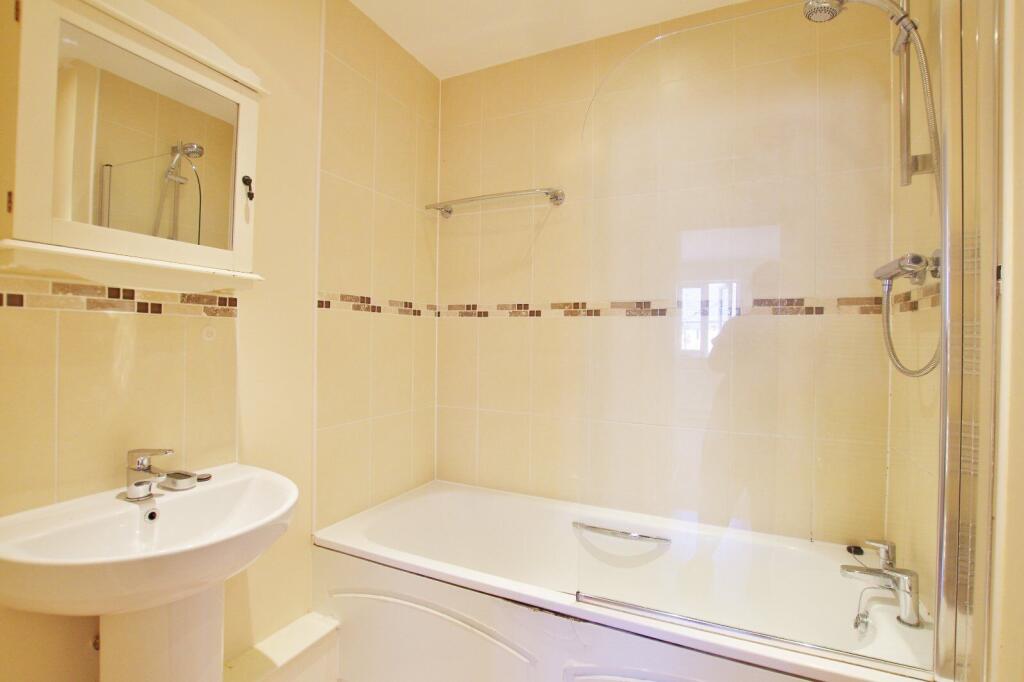 Apartment in Watford, Garston - More