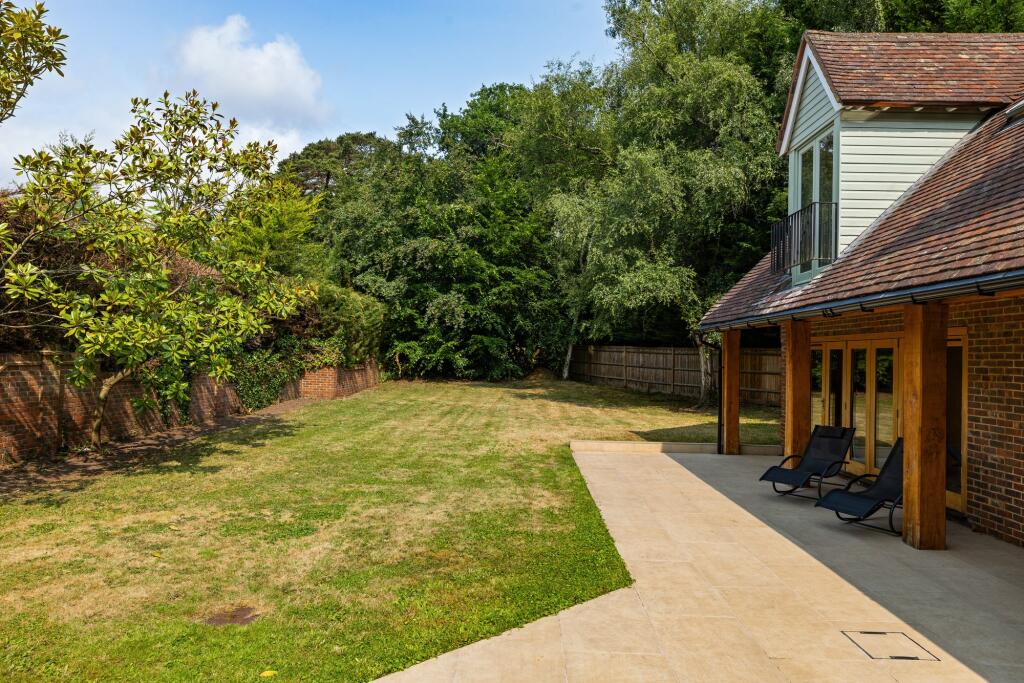 St. Neots Road, Eversley, RG27 photo 3
