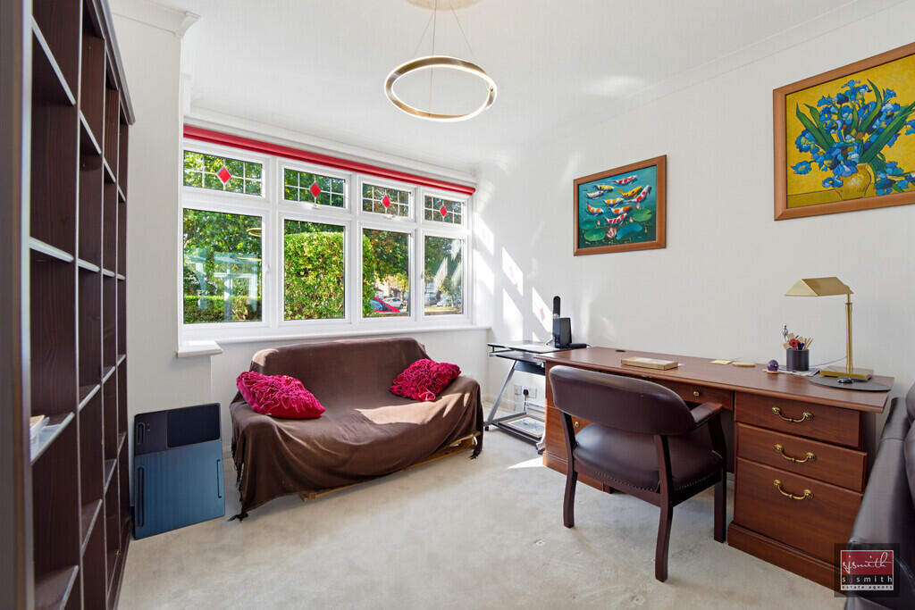 Strodes Crescent, Staines-upon-Thames, Surrey TW18 photo 4