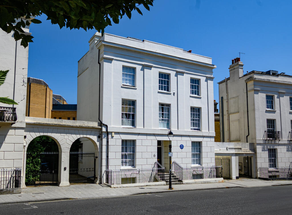 Main image of property: Flat 2, 6 Carlton Crescent, Southampton, Hampshire