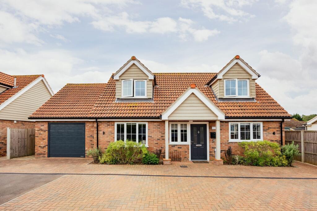 Main image of property: Contemporary Detached Three/Four Bedroom Home in Snettisham