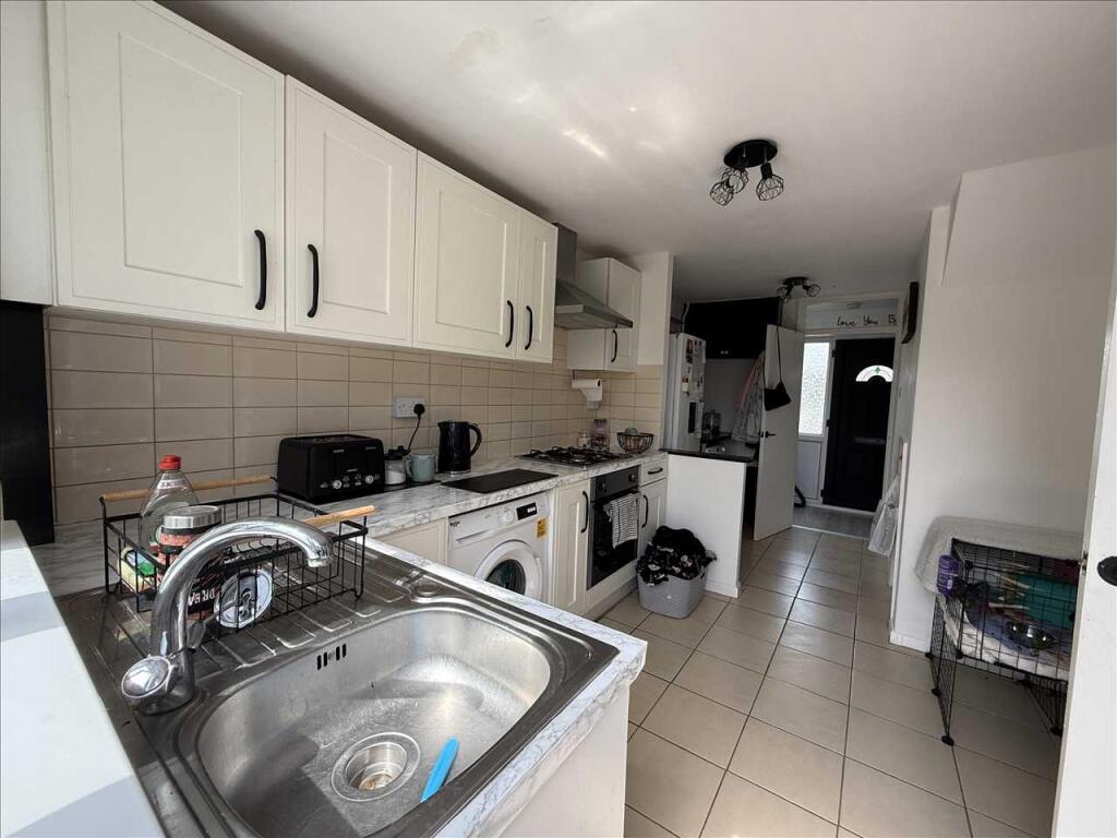Taunton Avenue, Corby photo 3