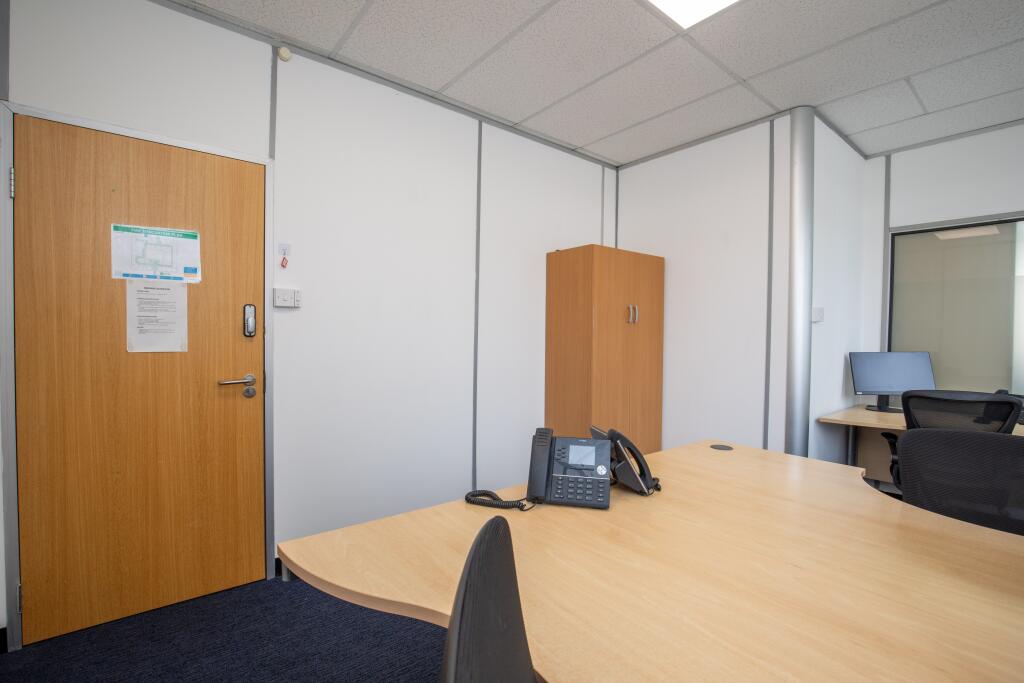 Ground floor office 3-4 people
