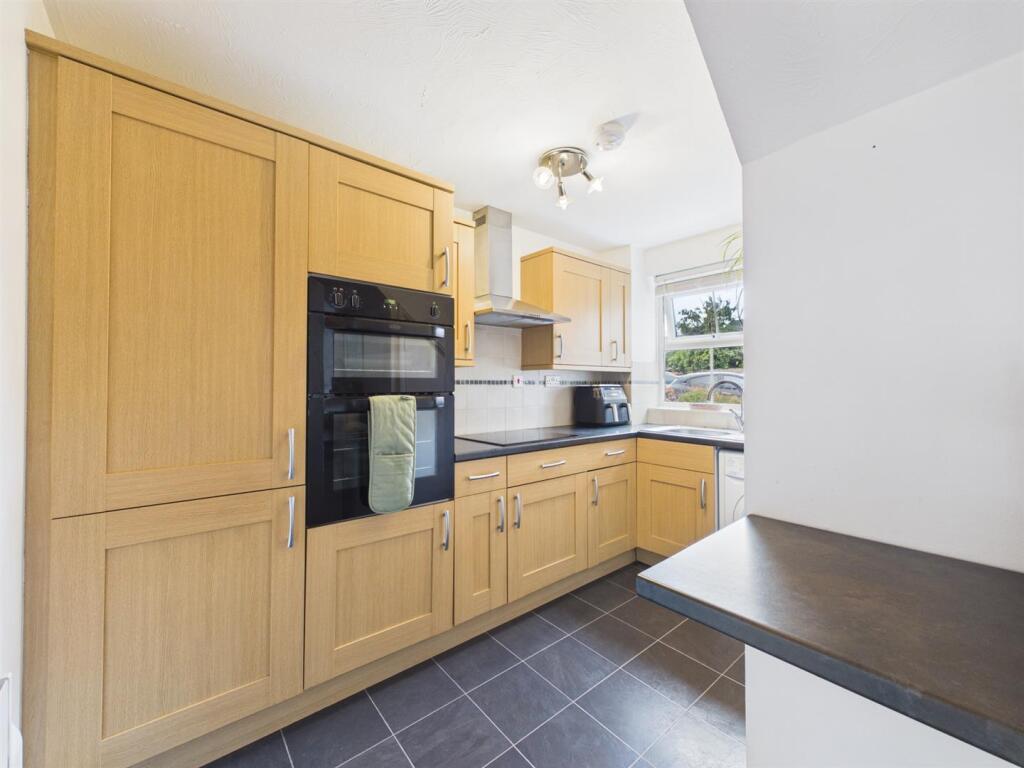 House in Stoke Mandeville, Buckinghamshire - View 4