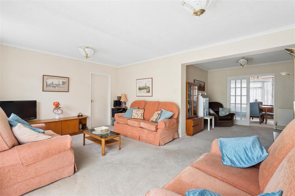 Ashcroft Drive, Denham Green photo 3