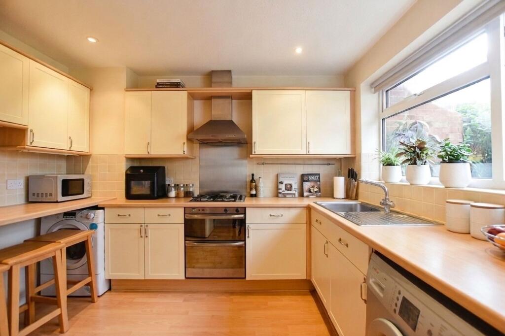 Marneys Close, Epsom, KT18 photo 2