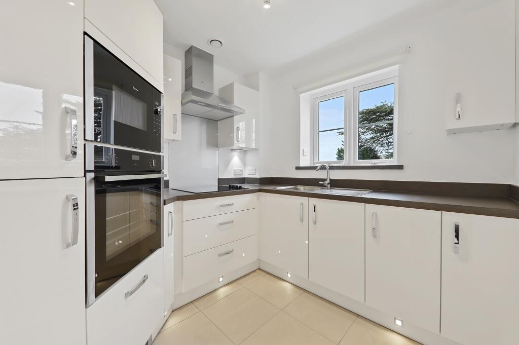 Main image of property: 2a Addington Road Sanderstead, South Croydon, Greater London, CR2 8AX