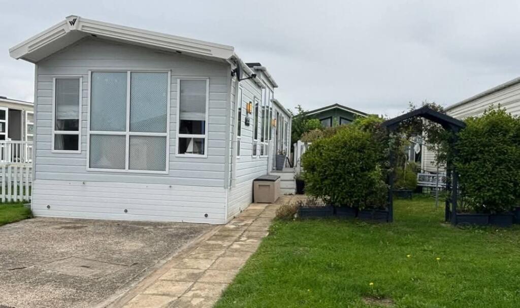 2-bed caravan on Flag Hill, Great Bentley, Colchester, CO7, £62,500