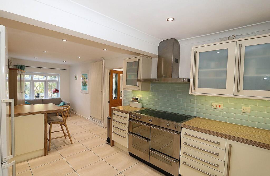 Whitchurch On Thames - Walk to Pangbourne shops, amenities, train station & highly regarded Whitchurch primary school - View 2