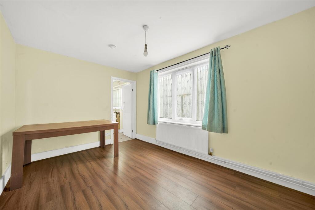 Apartment in London, Plaistow - More