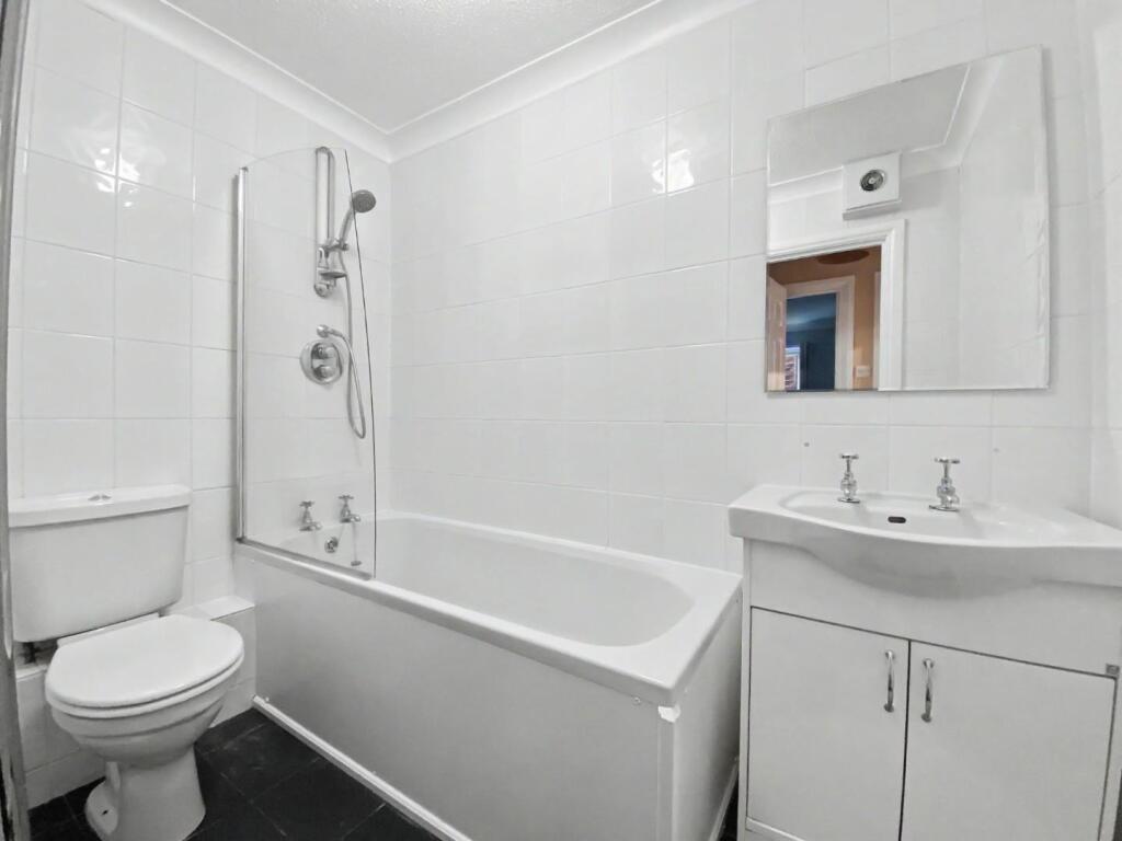 Apartment in Slough - View 3