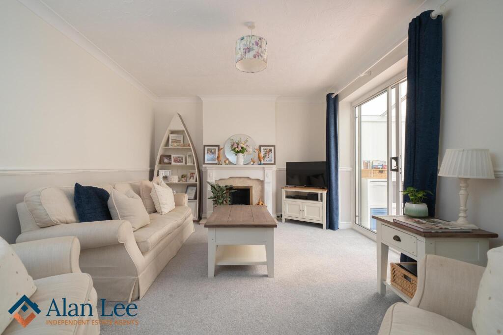 7 Hamble Way photo 3