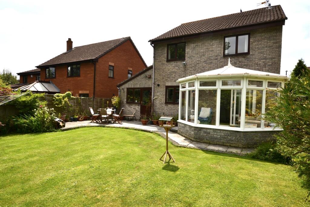 St. Austell Close - A lovely family home in a wonderful cul-de-sac photo 2