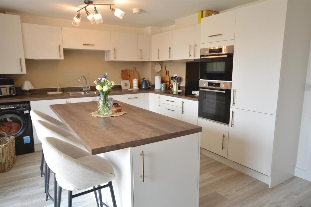 House in Northampton, Deene - More