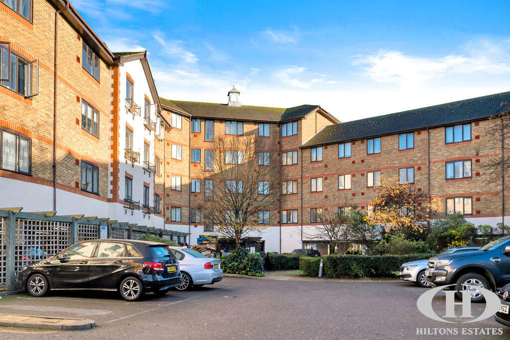 2-bed flat on Hanworth Road, Hounslow, £295,000