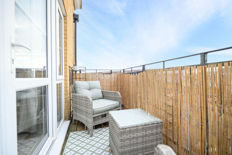 Apartment in Elmbridge, Hersham - View 2