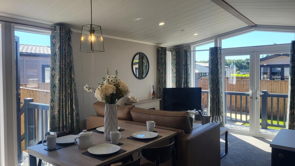 House in Messingham, North Lincolnshire - More
