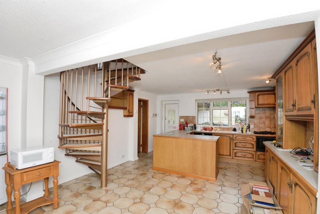 House in Hemel Hempstead - More