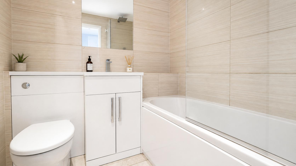 House in London, Worcester Park - View 4