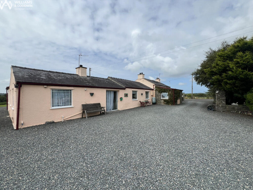 3-bed bungalow on Rhosmeirch, Llangefni, Anglesey, LL77, £465,000