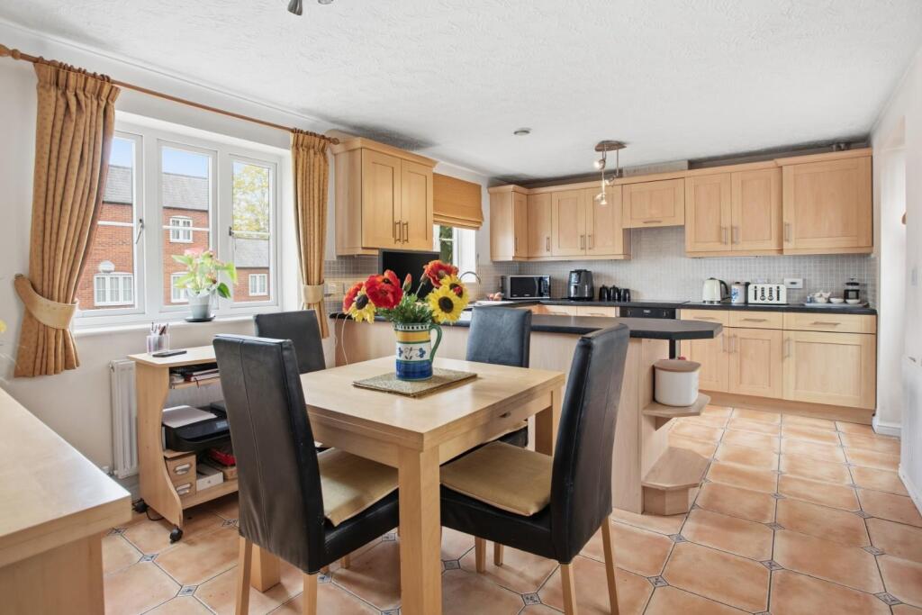 House in Stratford-on-Avon, Stratford-upon-Avon - View 2