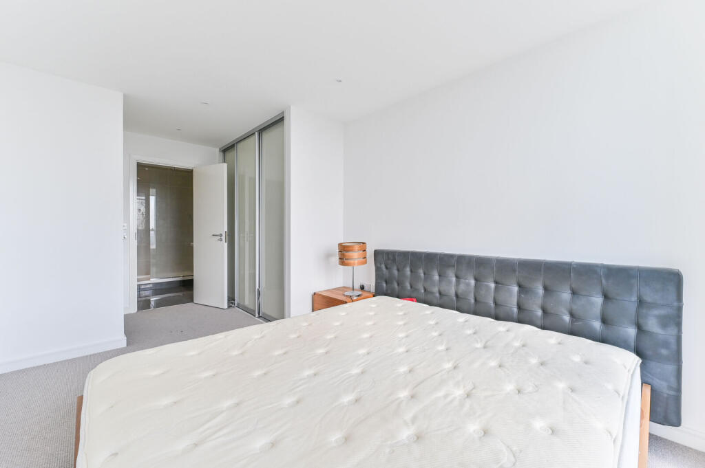 Apartment in Croydon - More