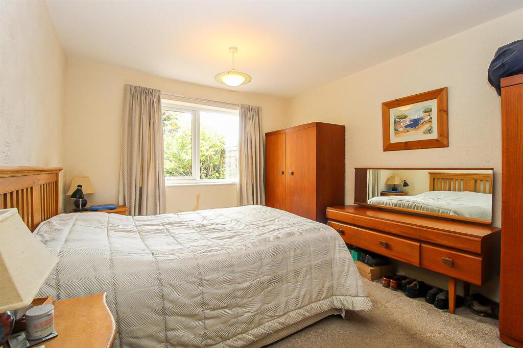 House in Wakefield, Flushdyke, Ossett - More