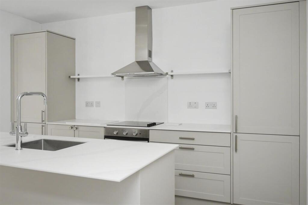 House in Northampton, North Northamptonshire - More