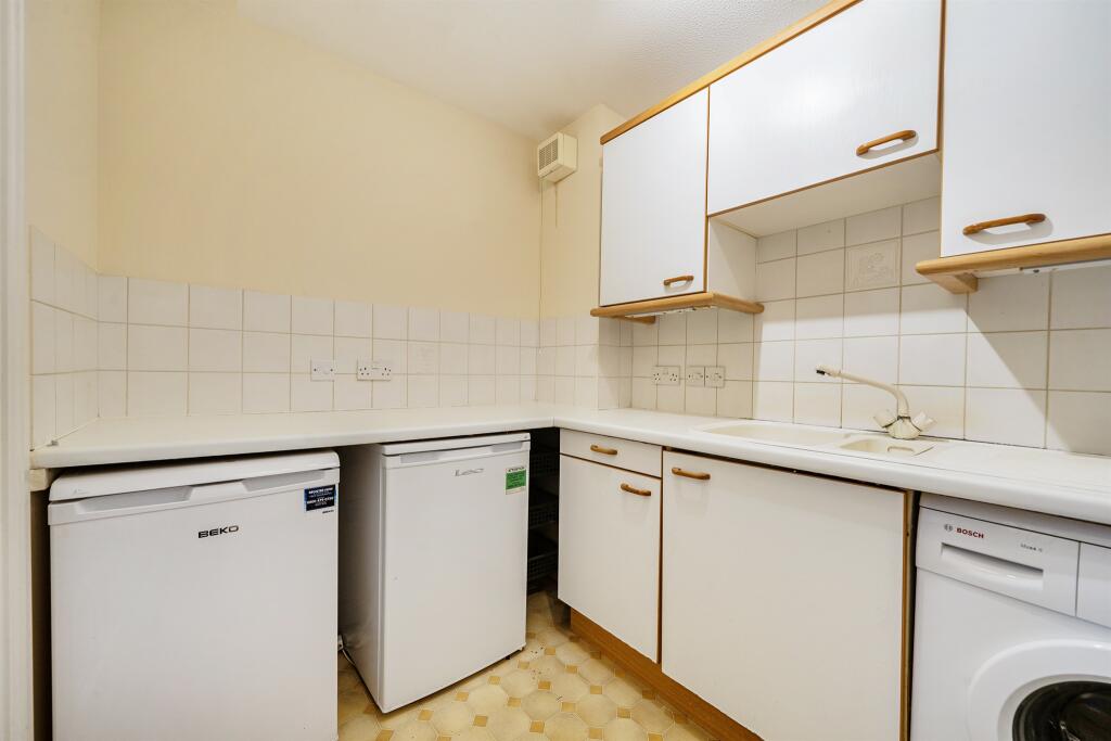 Apartment in Slough - View 4