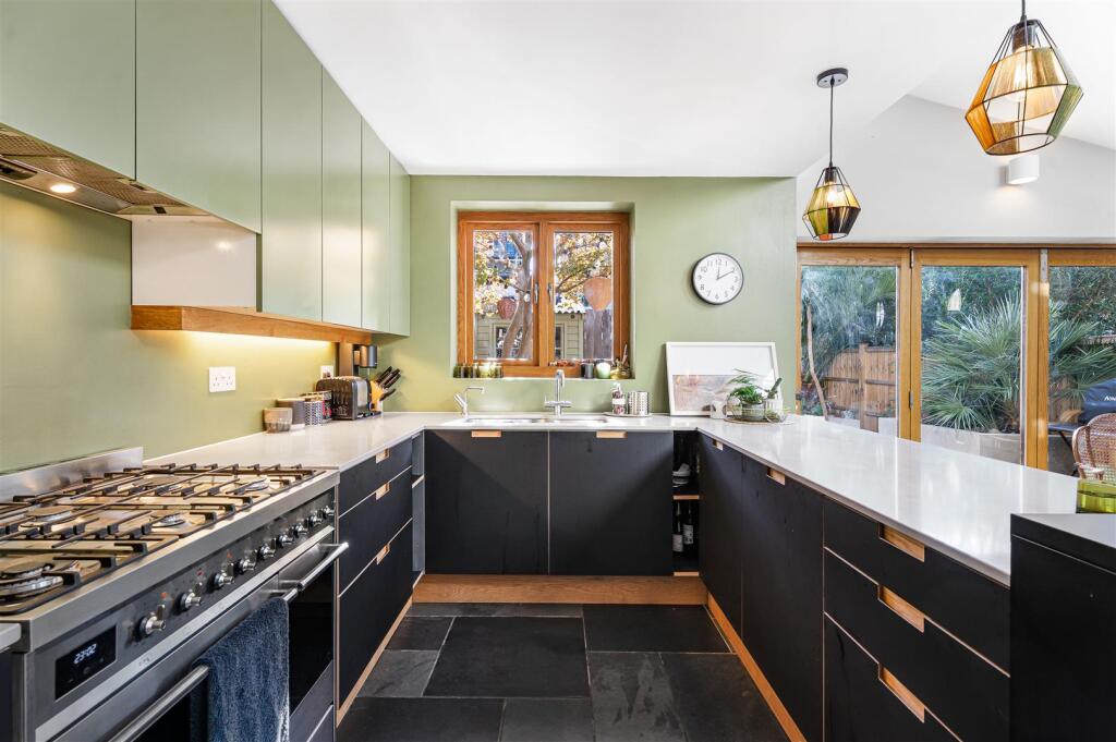 House in London, Royal Borough of Kingston upon Thames - More