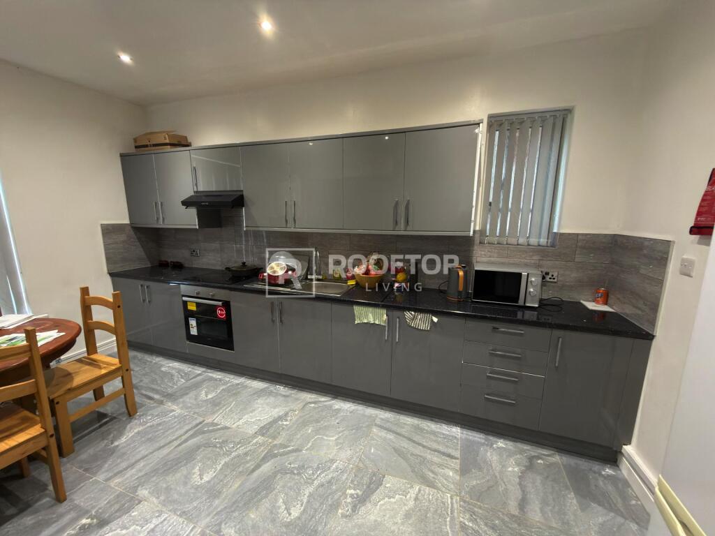 House in Leeds, West Yorkshire - View 5