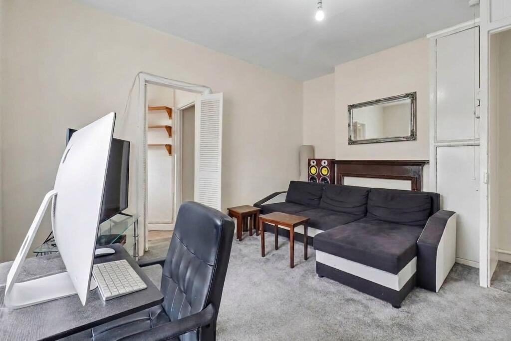 Apartment in Kingston upon Thames - View 3
