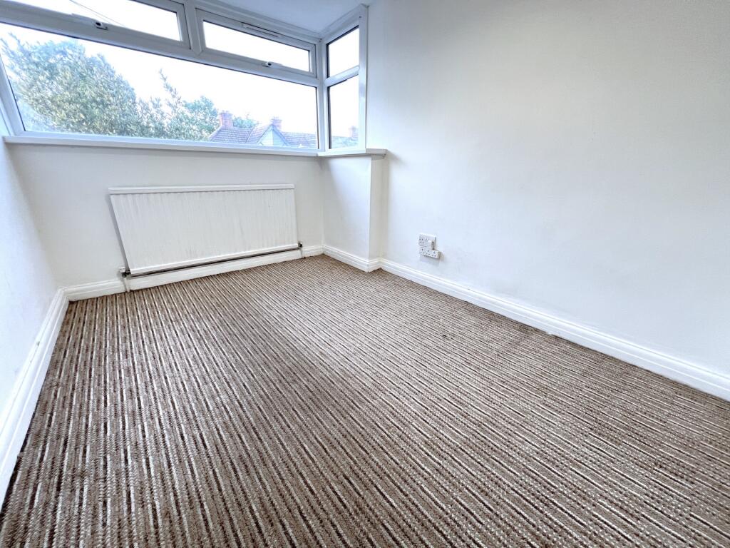 Oval Road North, Dagenham, RM10 - More