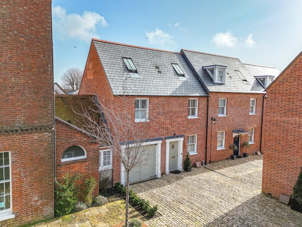 Main image of property: High Street, Lymington, SO41