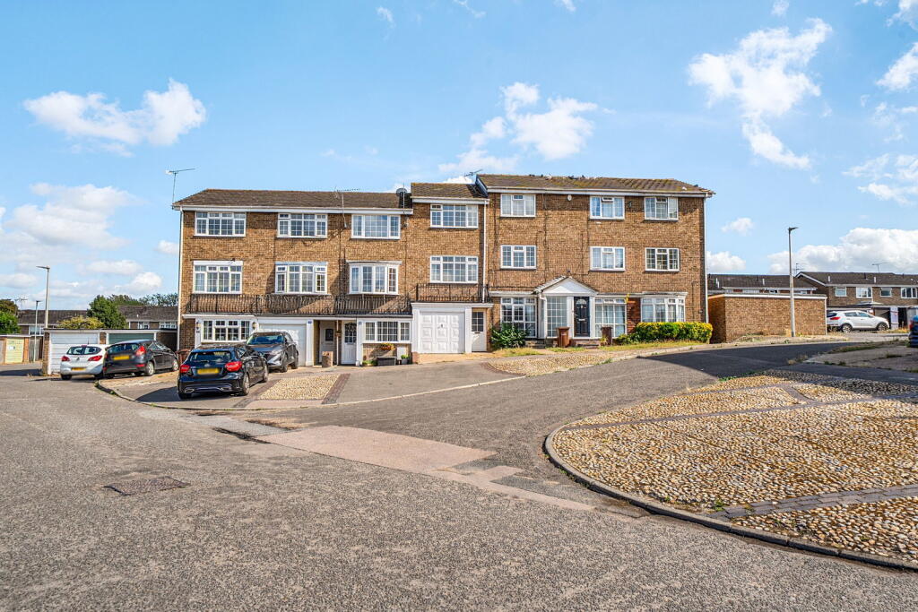 3-bed terraced on Chain Free Townhouse - Walking Distance to Schools & Town, £275,000
