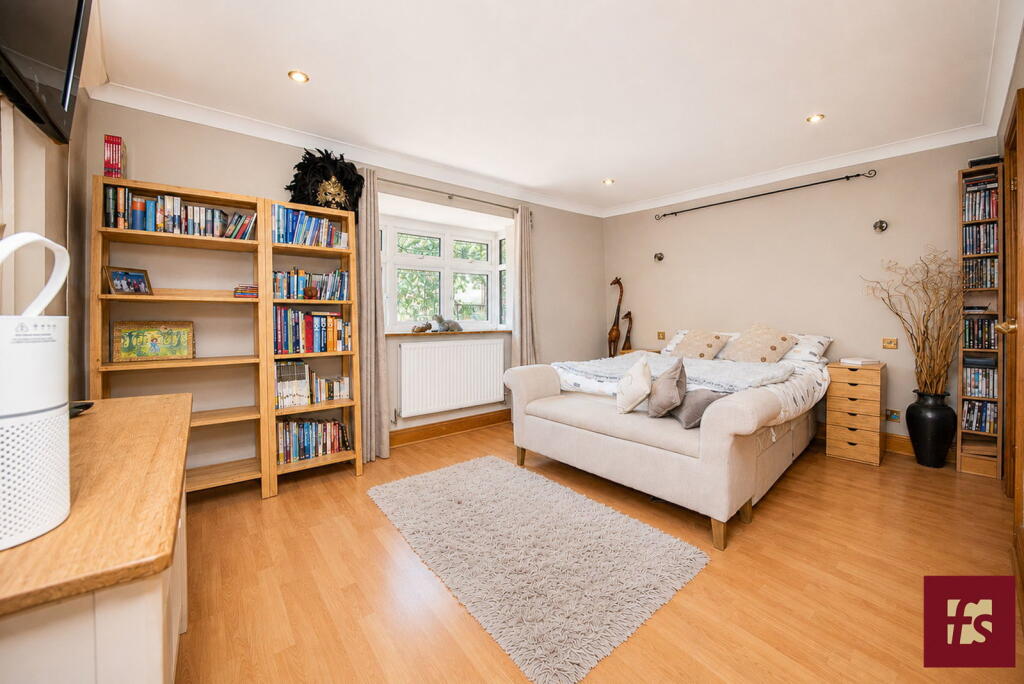 House in Crowthorne, Wokingham - More