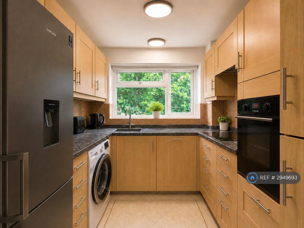 Apartment in London, Royal Borough of Kingston upon Thames - More