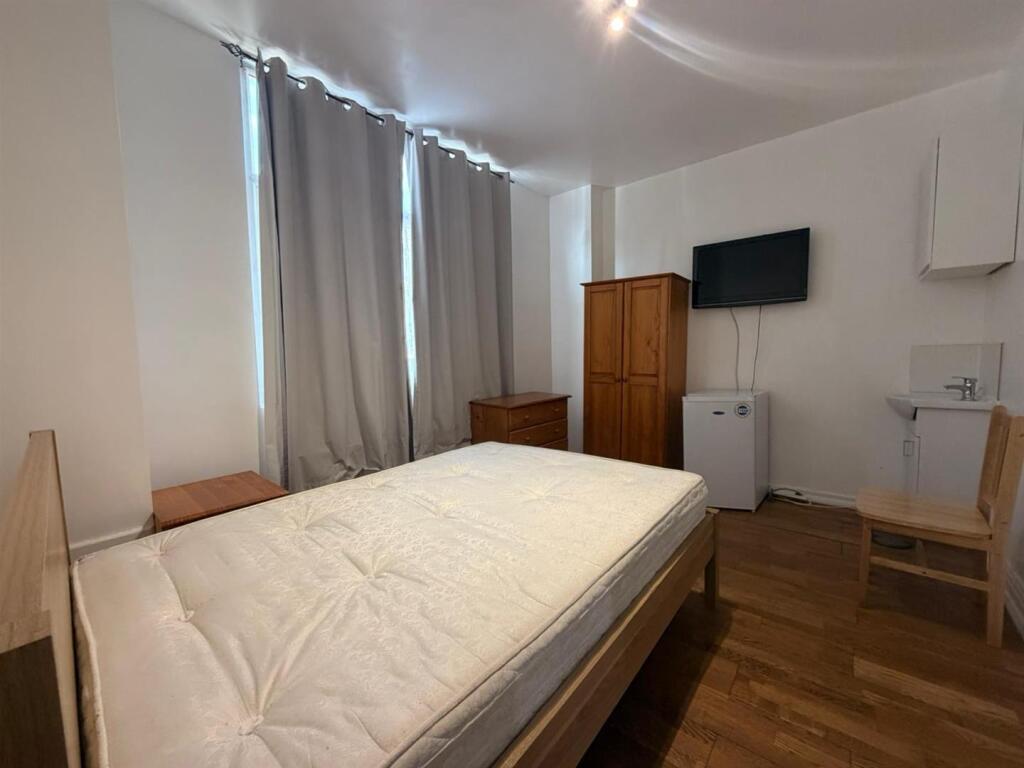 Commercial property, 143 m²